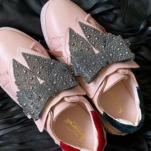 Sneakers with detachable bows